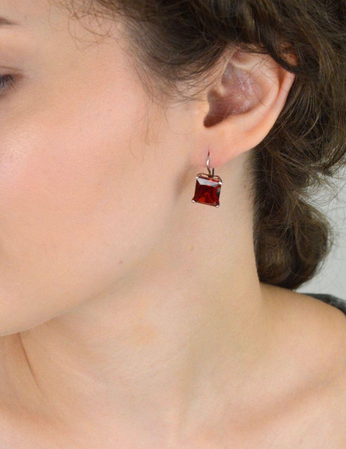 Eleganckie srebrne kolczyki 925 z dużą prostokątną cyrkonią. Długość 1,7 cm, waga 5,45 g, zapięcie na bigiel. Styl glamour na każdą okazję.1.jpg